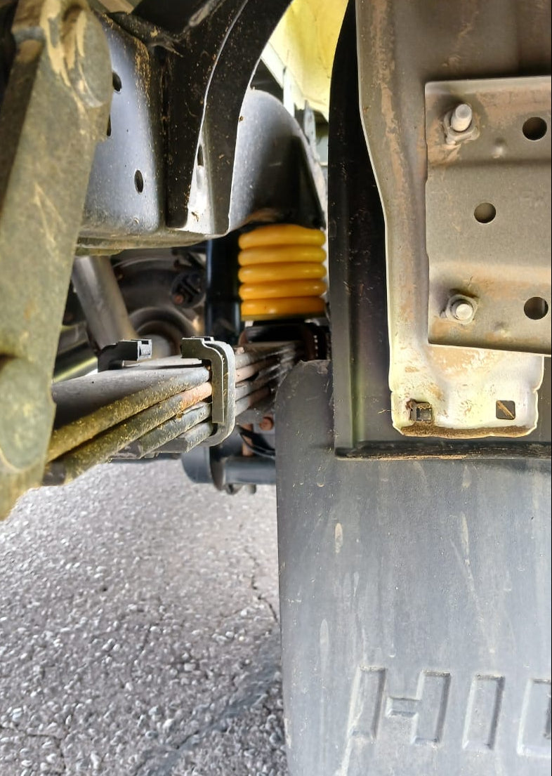 Calce ChacoGuard amarillo instalado en Toyota Hilux