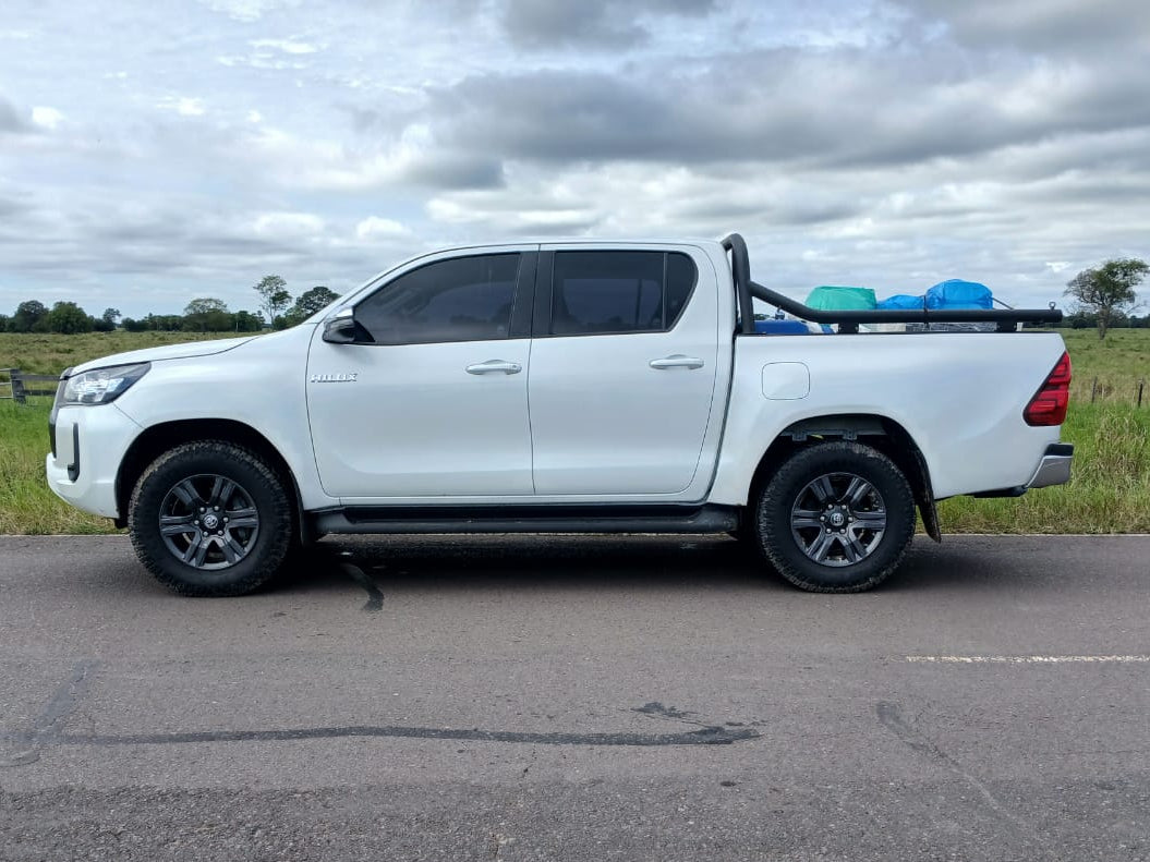 Toyota Hilux cargada con calce suspension